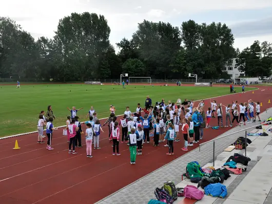 Kinder auf der Laufbahn bei der Abnahme des Sportabzeichens; Klick zeigt Bild in größerer Darstellung.