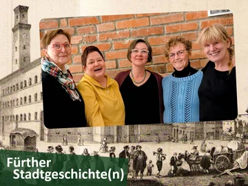 Gruppenfoto der Autorinnen Petra Mellmann, Susanne Zekai, Beatrice Graef-Sondershaus, Ingrid Sondershaus (Moderation) und Brigitte Stenzhorn vor einer historischen Abbildung des Fürther Rathauses