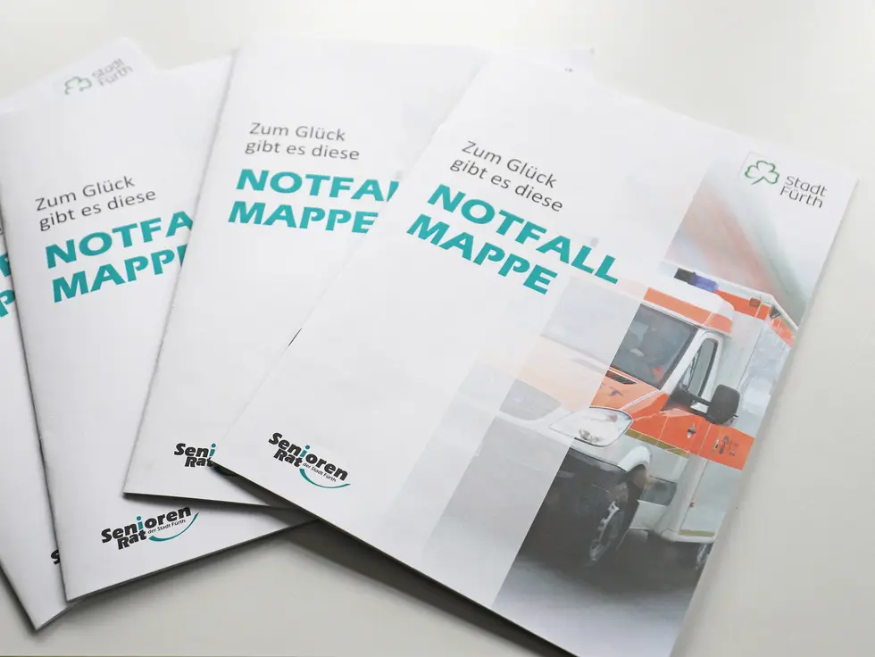 Drei aufgefächerte Notfallmappen; Klick zeigt Bild in größerer Darstellung.