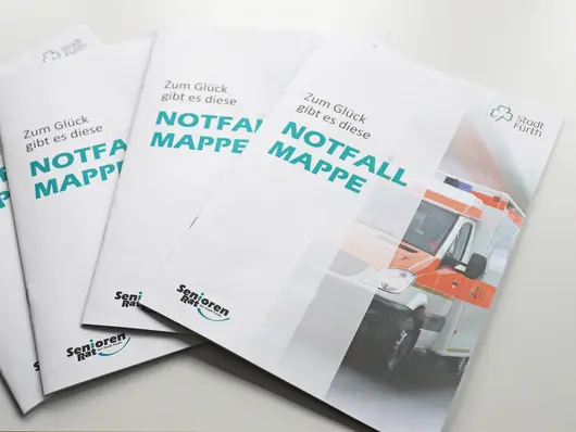Drei aufgefächerte Notfallmappen; Klick zeigt Bild in größerer Darstellung.