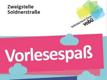 Buntes Plakat mit großem Schriftzug 'Vorlesespaß' vor stilisierten Wolken.