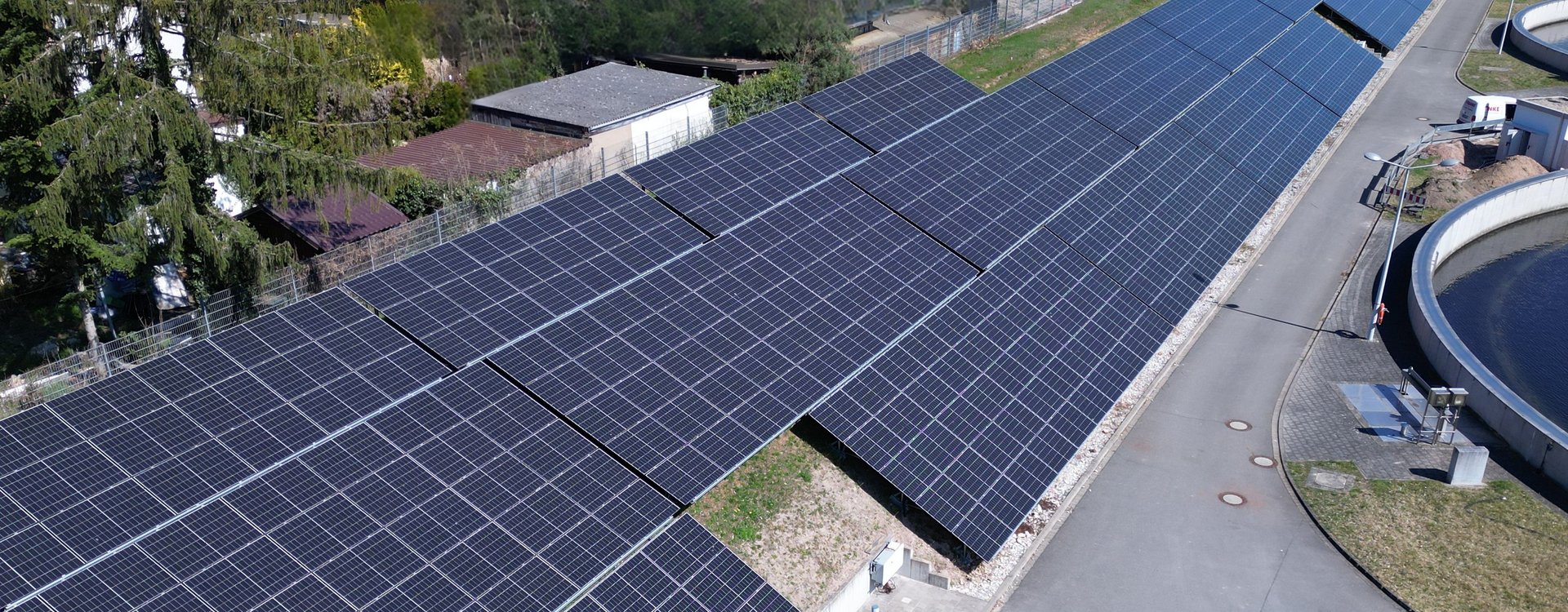 Luftbild auf die Module der PV-Anlage an der Hauptkläranlage