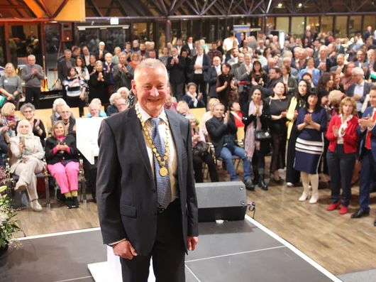 OB Thomas Jung auf der Bühne, das Publikum im Hintergrund Klick öffnet die Meldung.