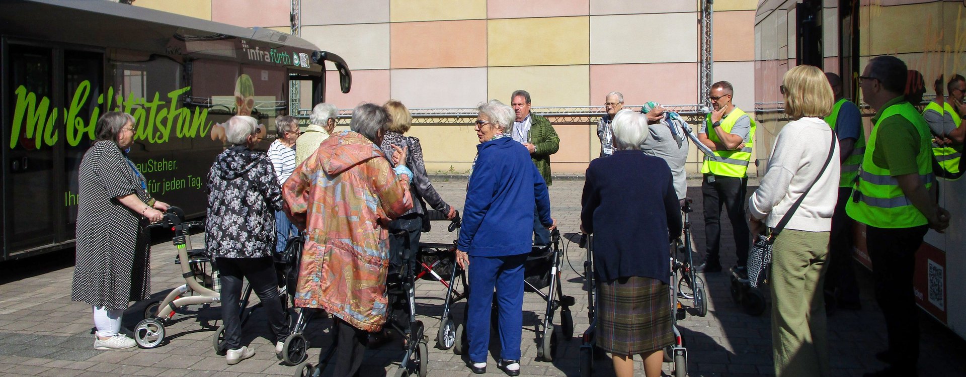 Seniorinnen und Senioren mit Rollator nehmen an einem Sicherheitstraining für öffentliche Verkehrsmittel teil.
