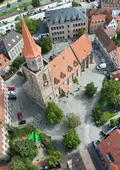 Luftbild der Kirche St. Michael mit Kirchplatz