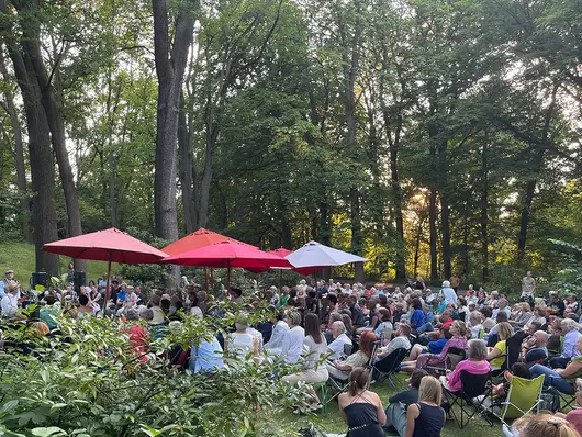 Publikum bei einer lesung im Stadtpark; Klick öffnet Veranstaltungstipp