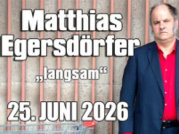 Matthias Egersdörfer mit rotem Hemd und dunklem Sakko vor einer Wand mit vertikalen Streifen neben Text 'Matthias Egersdörfer "langsam" 25. JUNI 2026'