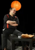 Moderator und Geschichtenerzähler Martin Ellrodt unterhält sich mit einer Teilnehmerin auf der Bühne des Kulturforums.