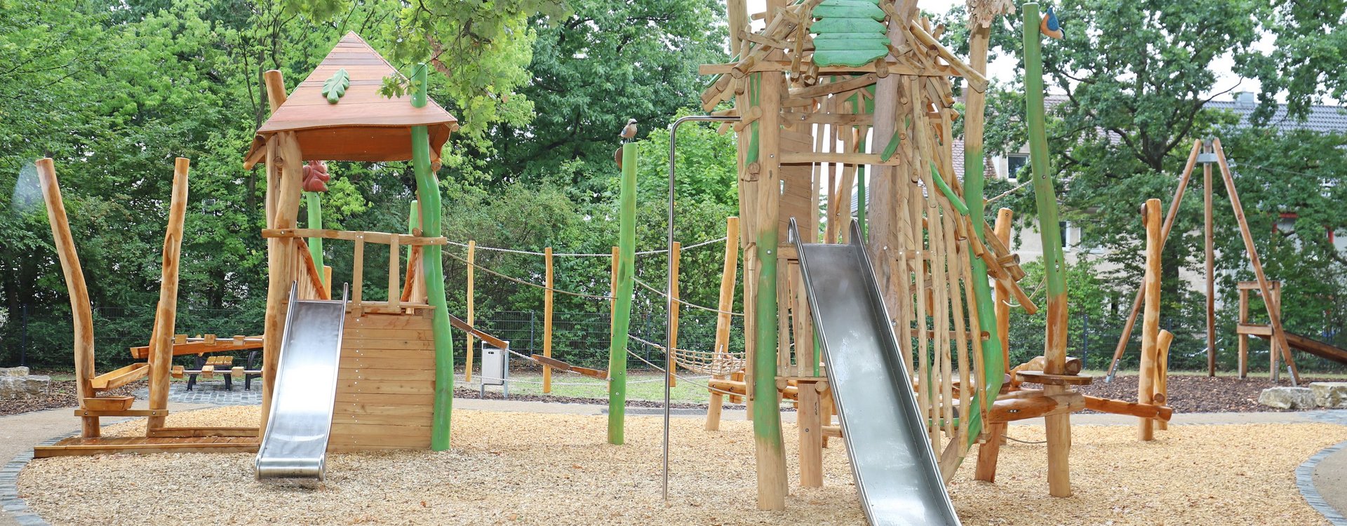 Der Spielplatz Eichenhain nach der Sanierung mit unter anderem einer neuen Rutsche und einem Klettergerüst.