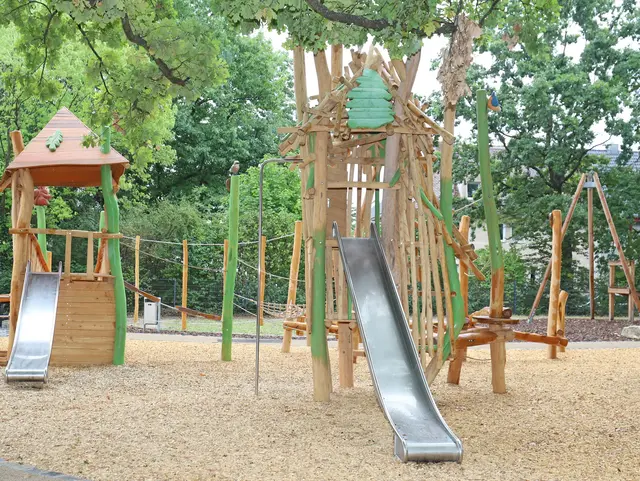 Der Spielplatz Eichenhain nach der Sanierung mit unter anderem einer neuen Rutsche und einem Klettergerüst. Klick öffnet die Meldung.