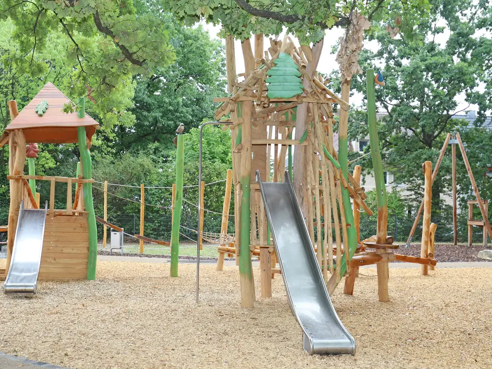 Der Spielplatz Eichenhain nach der Sanierung mit unter anderem einer neuen Rutsche und einem Klettergerüst.