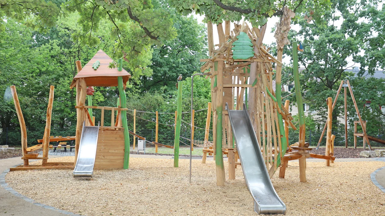Der Spielplatz Eichenhain nach der Sanierung mit unter anderem einer neuen Rutsche und einem Klettergerüst.