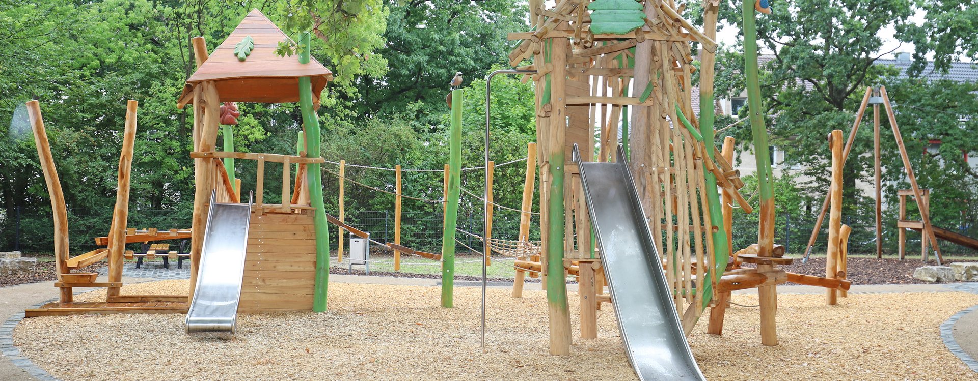 Der Spielplatz Eichenhain nach der Sanierung mit unter anderem einer neuen Rutsche und einem Klettergerüst.