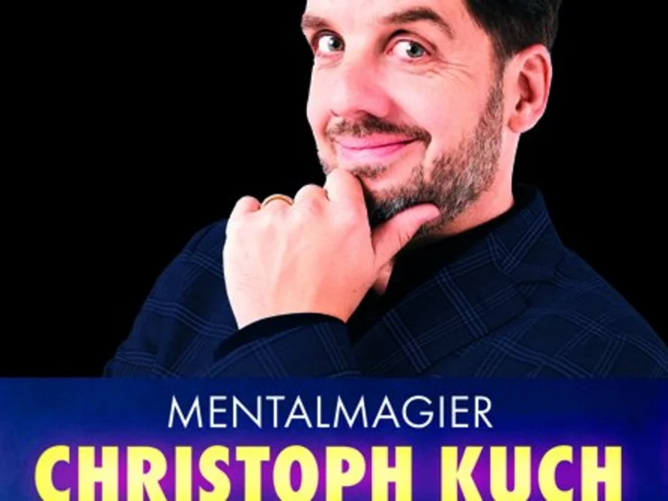 Christoph Kuch mit dunklem Hemd vor schwarzem Hintergrund