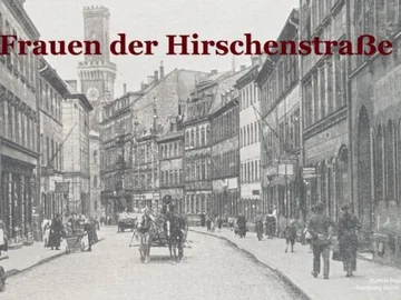 Historische Ansicht der Hirschenstraße mit Kopfsteinpflaster, Pferdekutsche und mehreren Fußgängern mit mehrstöckigen Fachwerkhäusern