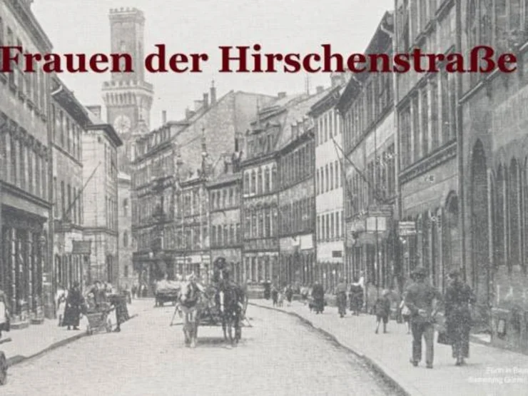 Historische Ansicht der Hirschenstraße mit Kopfsteinpflaster, Pferdekutsche und mehreren Fußgängern mit mehrstöckigen Fachwerkhäusern