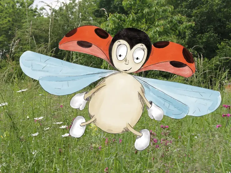 Ein illustrierter Marienkäfer auf Wiese.