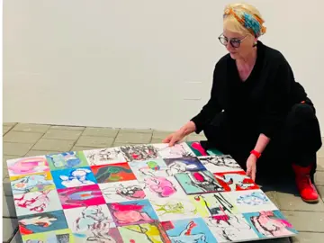 Die Künstlerin Petra Annemarie Schleifenheimer mit Werk "Aber in meiner Kehle waren nur ..."