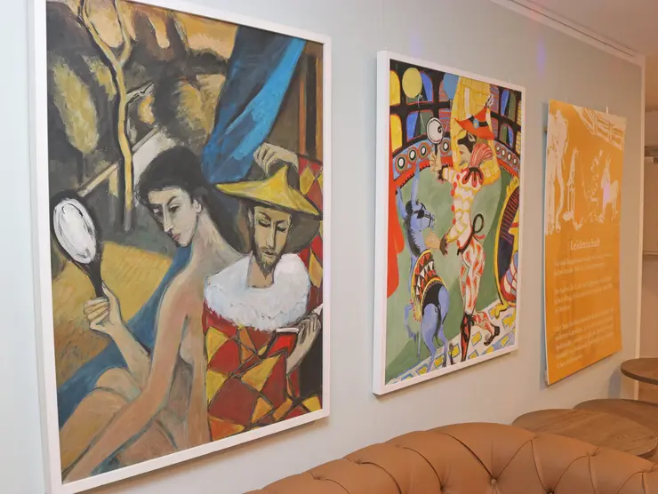 Kunstwerke von Weidenbacher an einer Wand; Klick öffnet Veranstaltungstipp