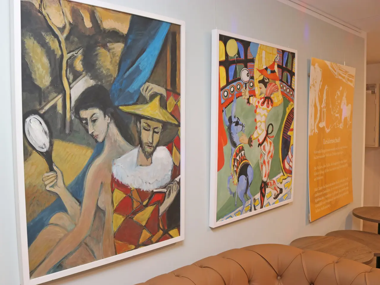 Kunstwerke von Weidenbacher an einer Wand; Klick zeigt Bild in größerer Darstellung