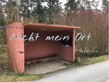 Bild einer heruntergekommenen und verlassenen Bushaltestelle. Davor der Schriftzug "Nicht mein Ort"