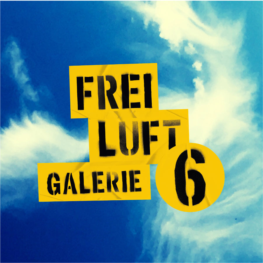 Gelbe Schablonenschrift mit den Worten 'FREI LUFT GALERIE 6' vor blauem Himmel mit weißen Wolken. Klick auf Bild öffnet Veranstaltungstipp.